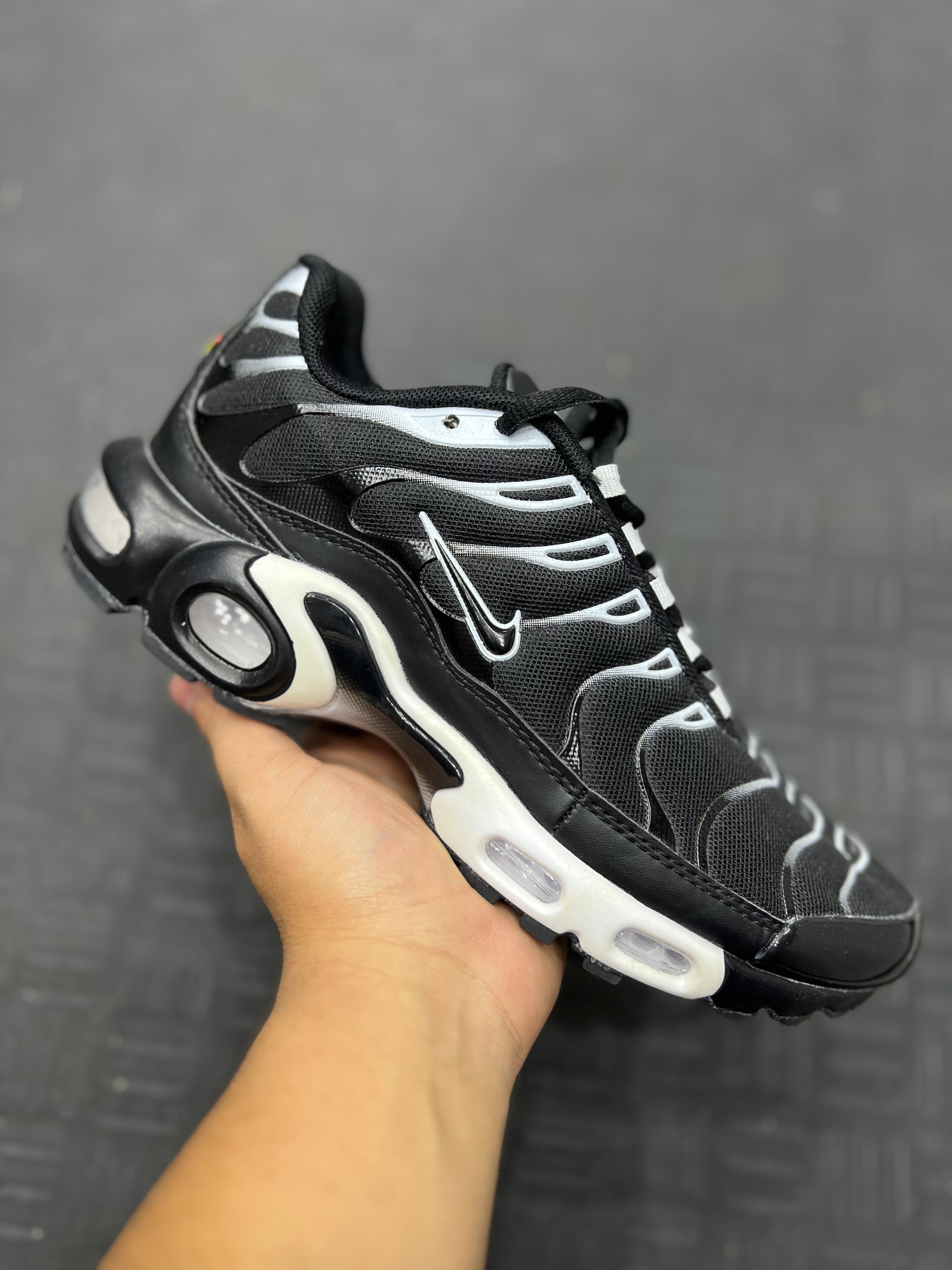 Air Max Plus - venom