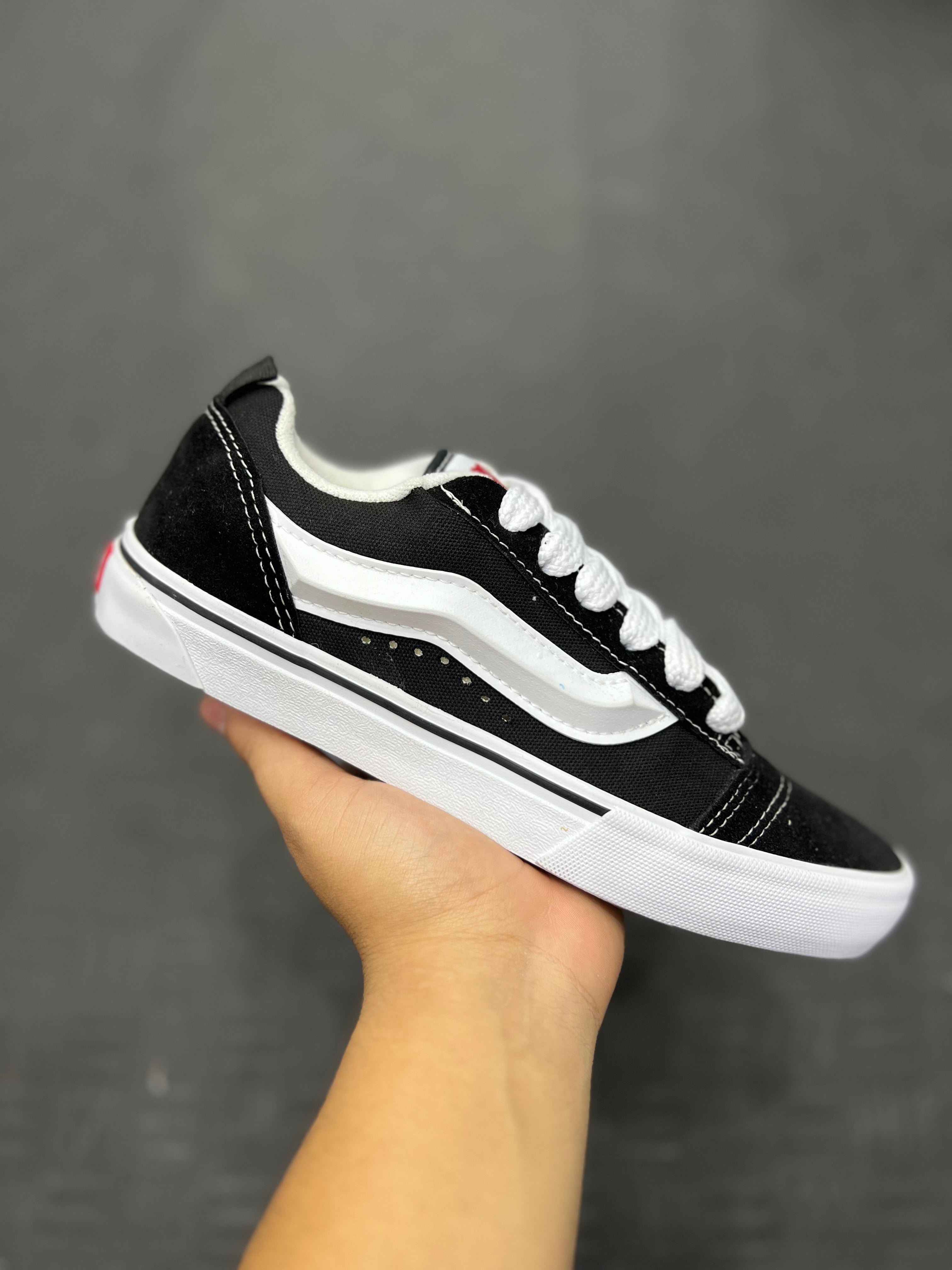 OLD SKOOL KNU - BLACK WHITE