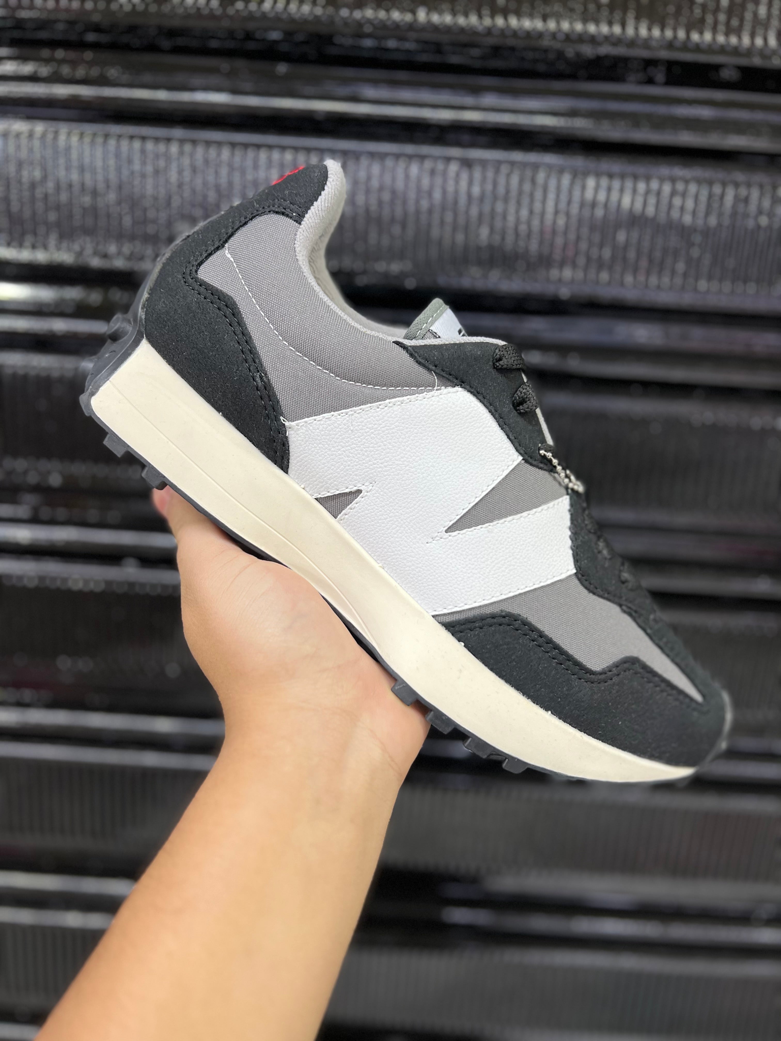NEW balance - 327 V1